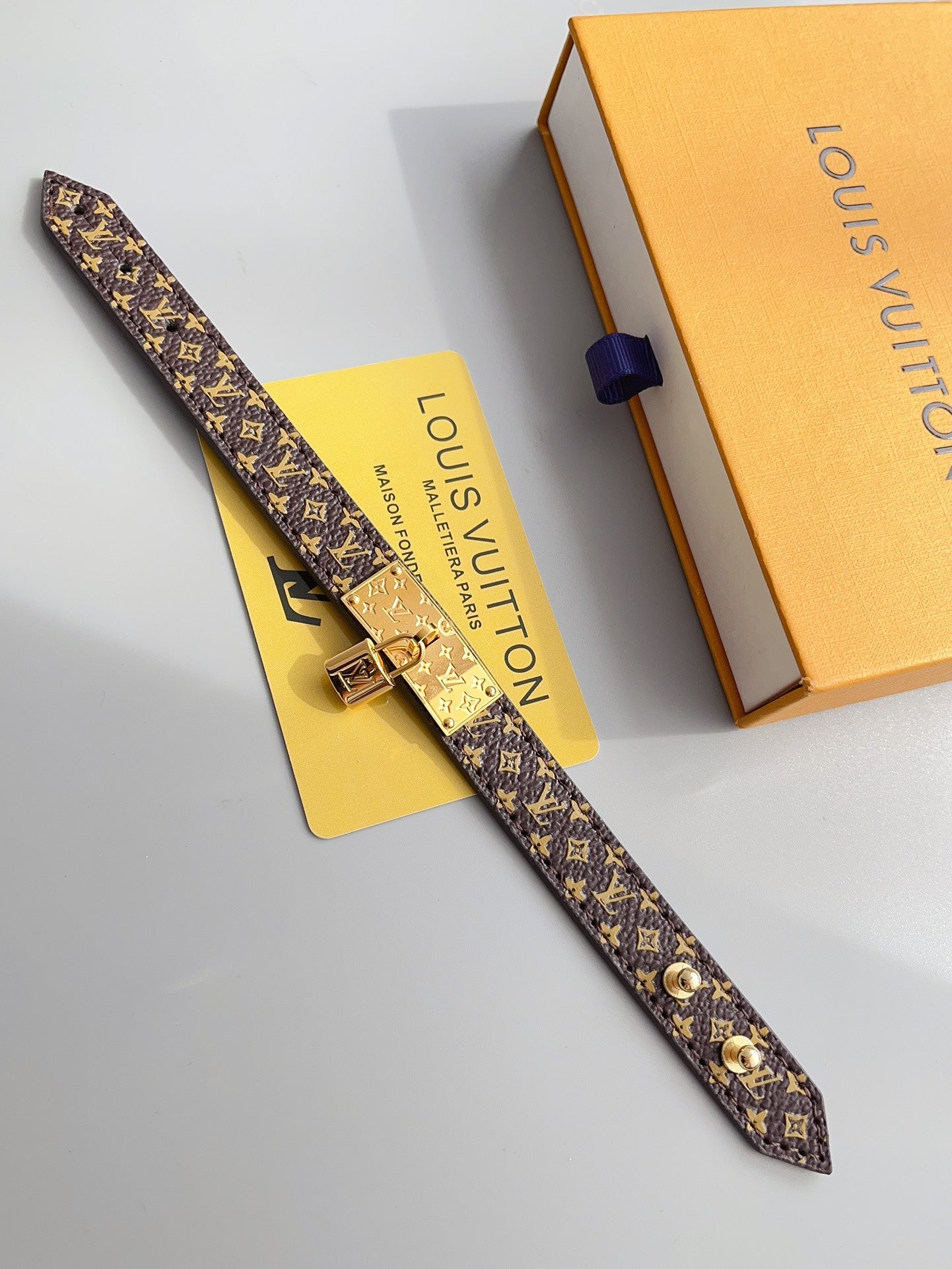 اساور لويس فيتون ليذر شعار نيو لوك اسواره louis vuitton