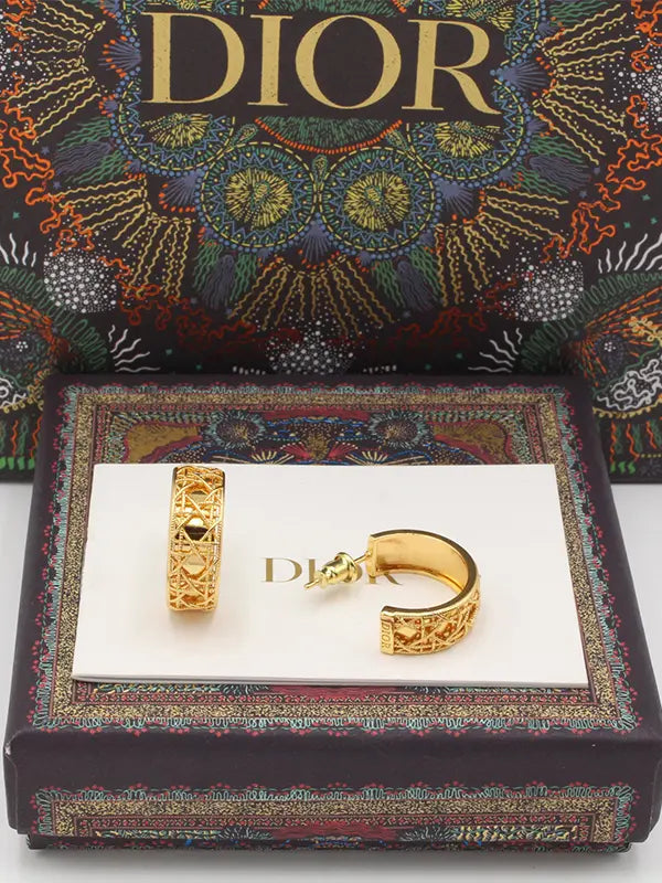 حلق ديور نقشة الغوايش لوقو حلق dior