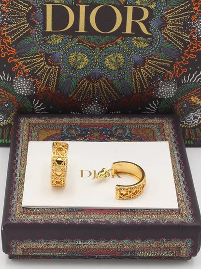 حلق ديور نقشة الغوايش لوقو حلق dior