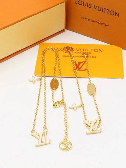 طقم لويس فيتون شيل ناعم 2 قطع اطقم louis vuitton ابيض