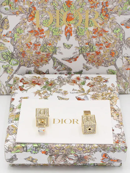 حلق ديور مكعب كريستال لوقو حلق dior