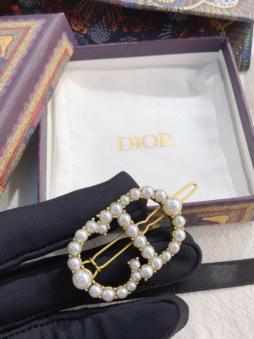 بكلة شعر ديور لوقو اكسسوارات شعر dior