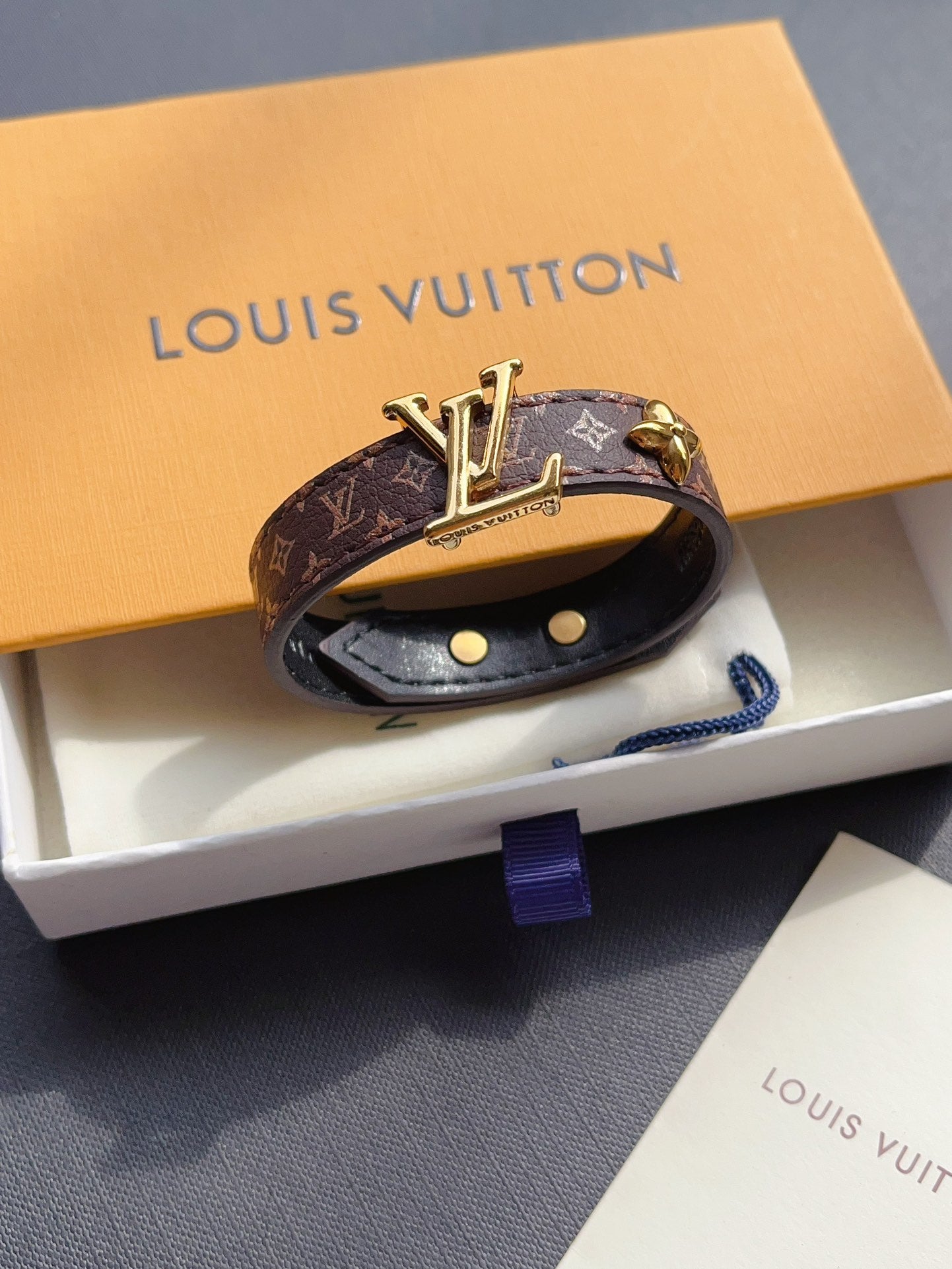 اساور لويس فيتون ليذر لوقو نيو لوك اسواره louis vuitton
