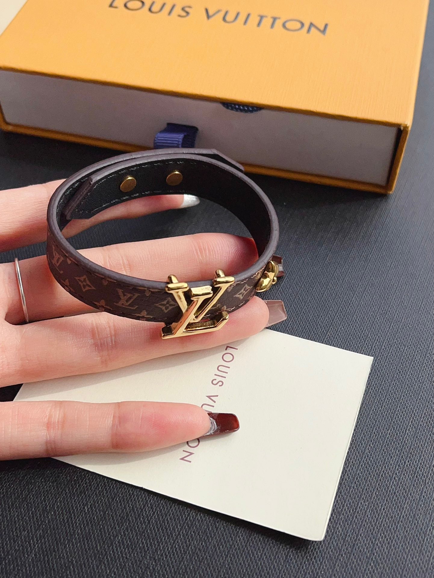 اساور لويس فيتون ليذر لوقو نيو لوك اسواره louis vuitton