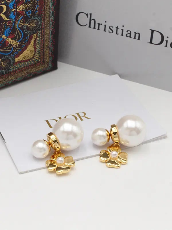 حلق ديور فلاور وذ بيرل لوقو حلق dior