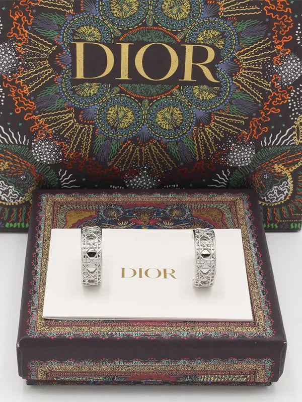 حلق ديور نقشة الغوايش لوقو حلق dior فضي