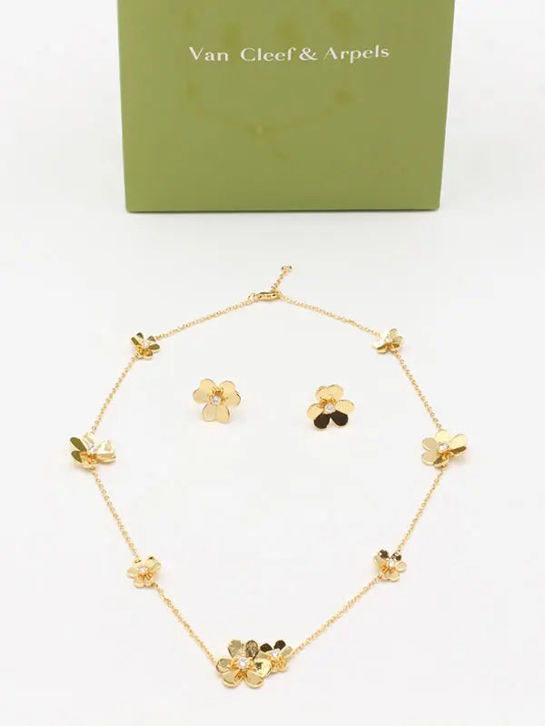 طقم فان كليف تشوكر وردات ريقيلور اطقم van cleef ذهبي