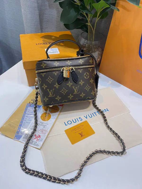 شنطة لويس فيتون ماستر ميك اب شنط وحقائب louis vuitton bags