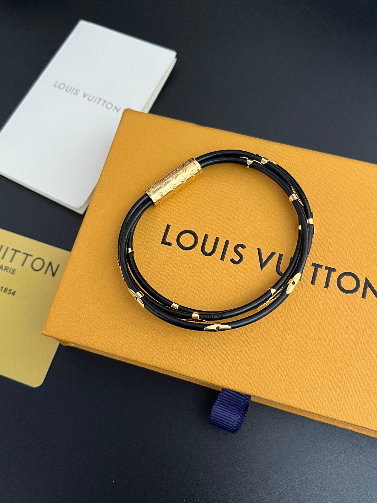 اساور لويس فيتون بلاك ليذر لاينز اسواره louis vuitton