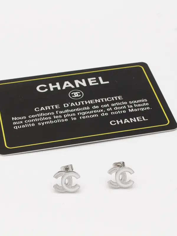 حلق شانيل صغير لوقو حلق chanel ابيض فضي