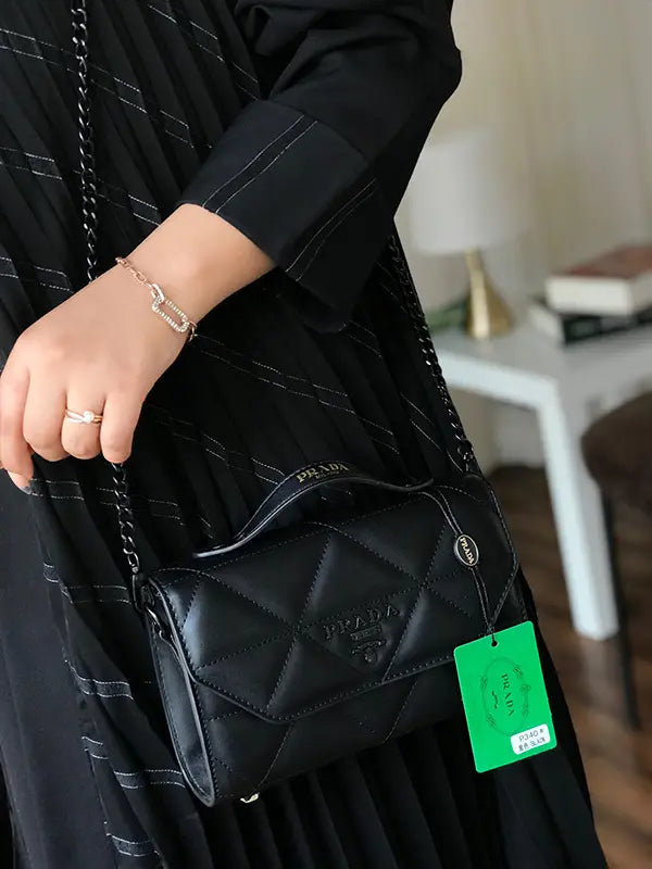 شنطة برادا اسود وسط الماستر