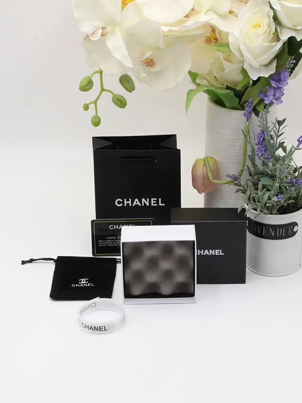 ملحقات اكسسوارت شانيل وايت اند بلاك هدايا chanel