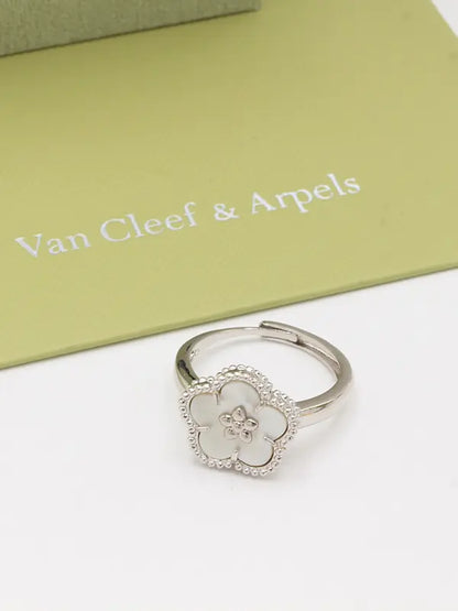 خاتم فان كليف زهرات الامبرا اند اربلز الماستر خواتم van cleef ابيض فضي