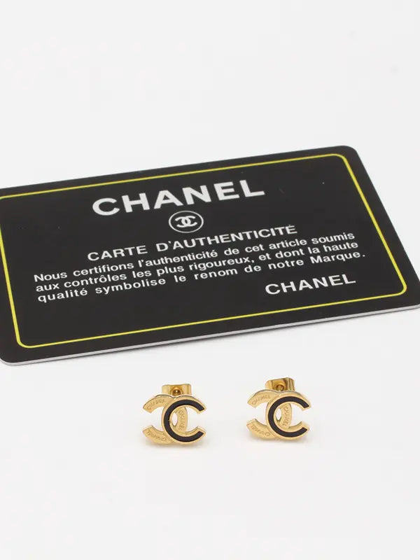حلق شانيل صغير لوقو حلق chanel اسود ذهبي