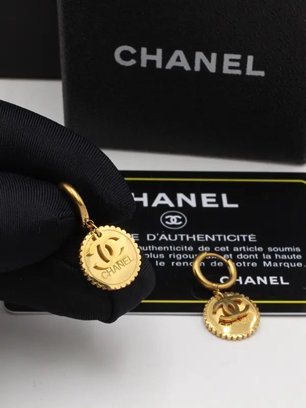 حلق شانيل ميتال ذهبي لوقو حلق chanel