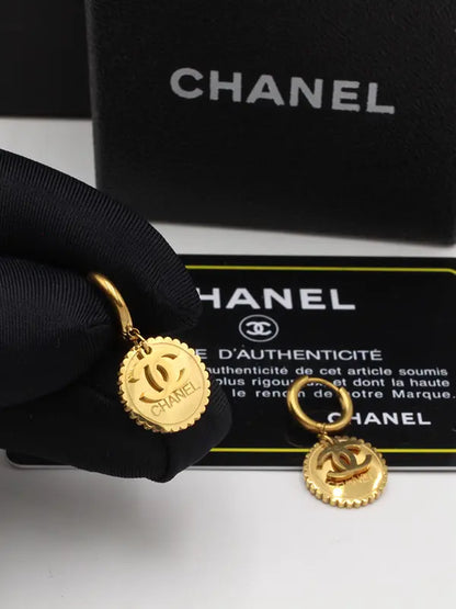 حلق شانيل ميتال ذهبي لوقو حلق chanel