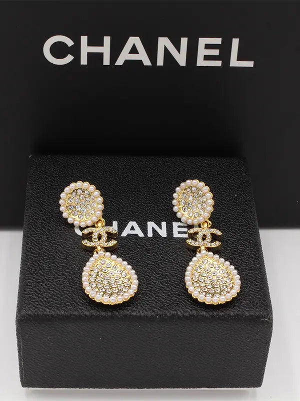 حلق شانيل دمعه لولو وكريستال لوقو حلق chanel