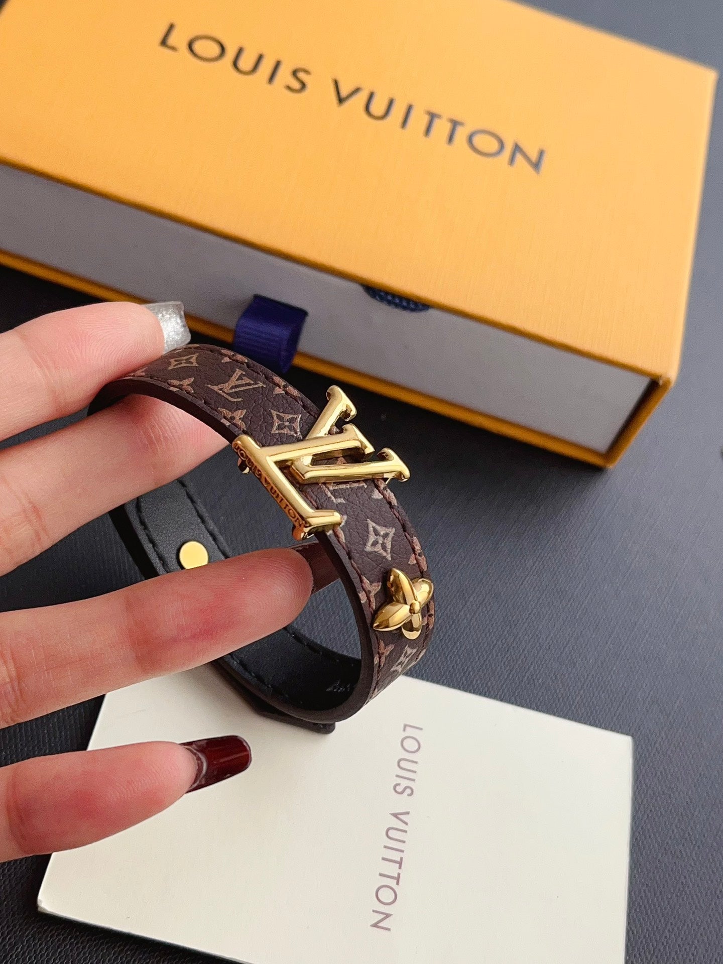 اساور لويس فيتون ليذر لوقو نيو لوك اسواره louis vuitton