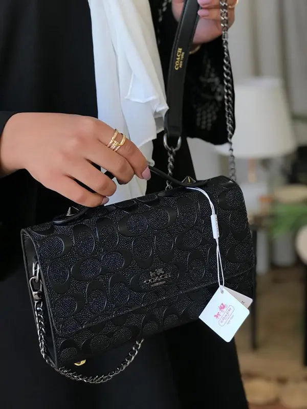 شنطة كوتش اسود وسط الماستر