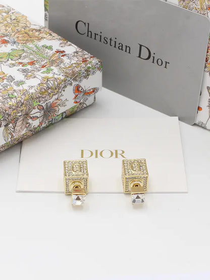 حلق ديور مكعب كريستال لوقو حلق dior