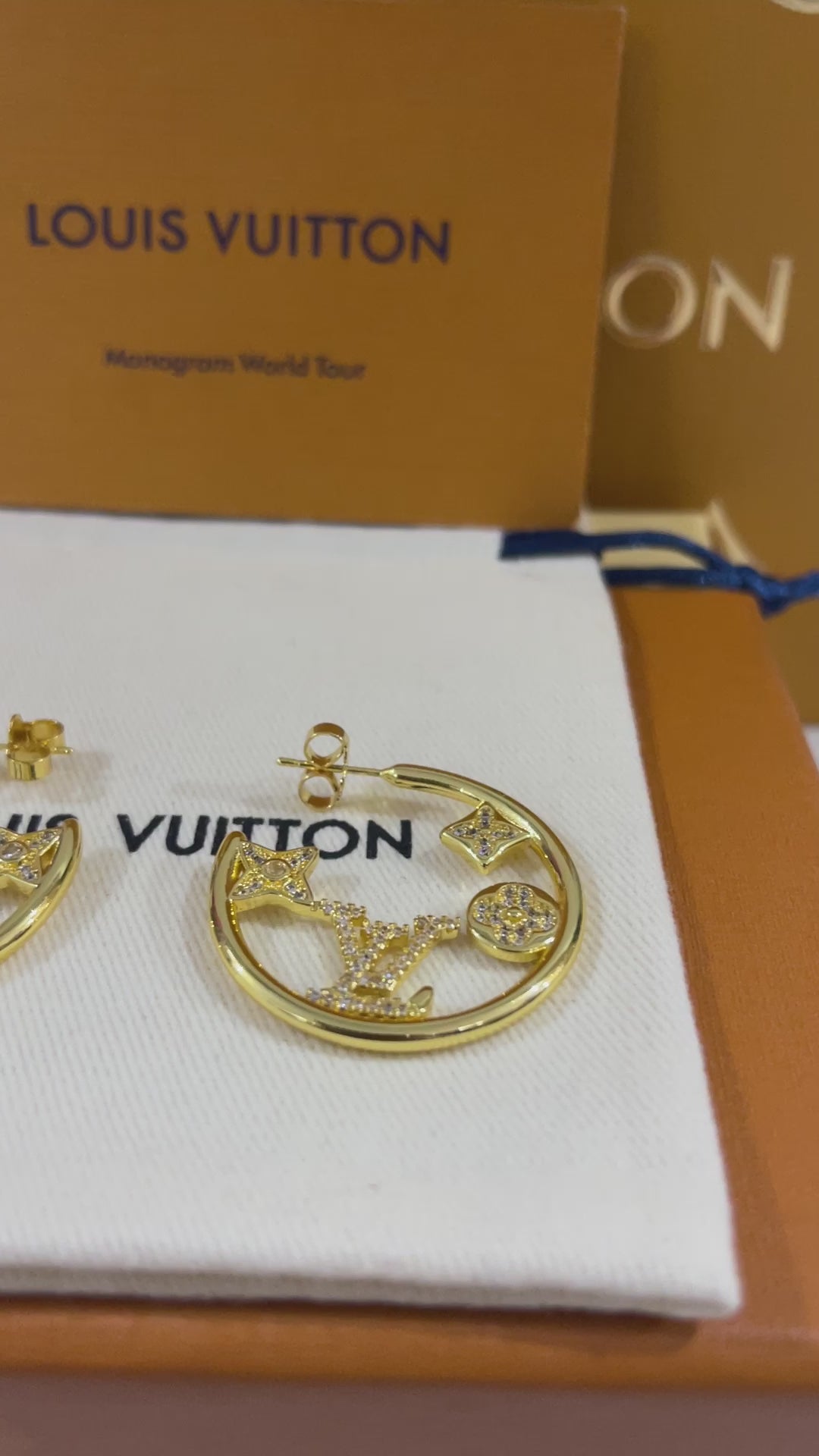 حلق لويس فيتون ملتي لوقو ميتال حلق louis vuitton