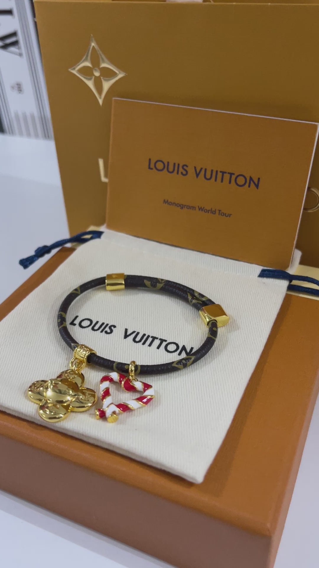 اساور لويس فيتون جلد لوقو فلاور اند هارت اسواره louis vuitton