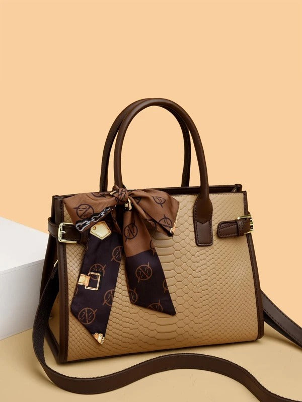 حقيبة مربعة بتطريز مزخرف بوشاح تويلي شنط وحقائب شنط