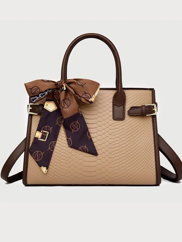 حقيبة مربعة بتطريز مزخرف بوشاح تويلي شنط وحقائب شنط بيج