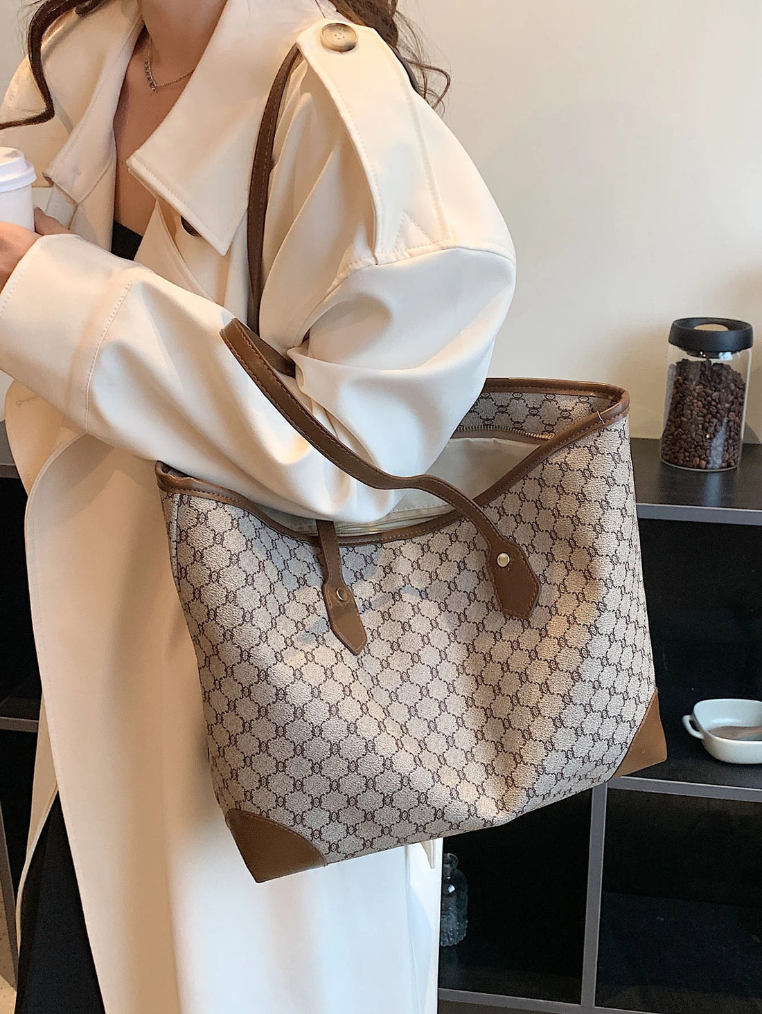 حقيبة كتف بيج كبيرة للجامعه والطلعات شنط وحقائب شنط