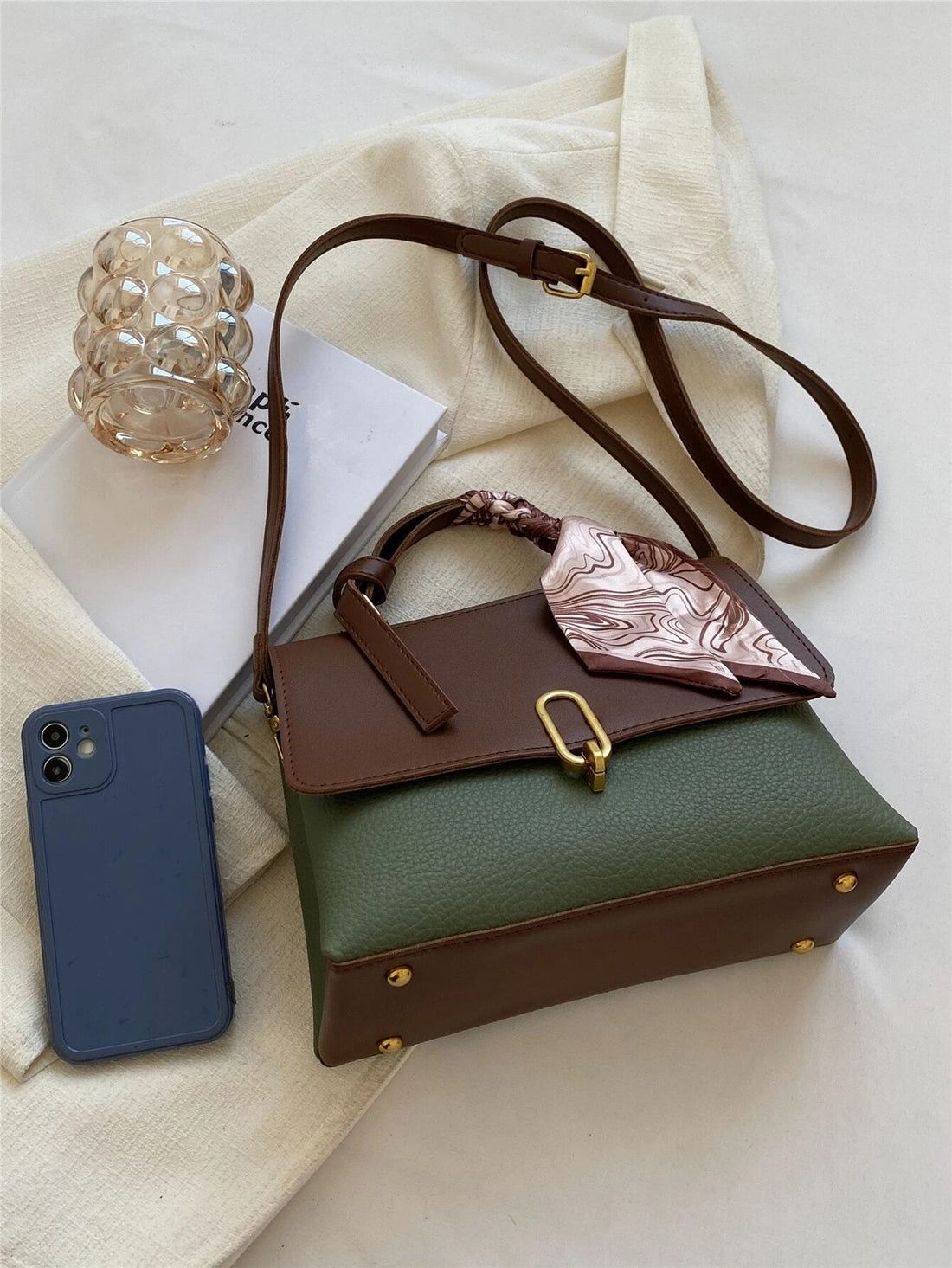 حقيبة مربعة لونين مزخرف بوشاح شنط وحقائب شنط اخضر