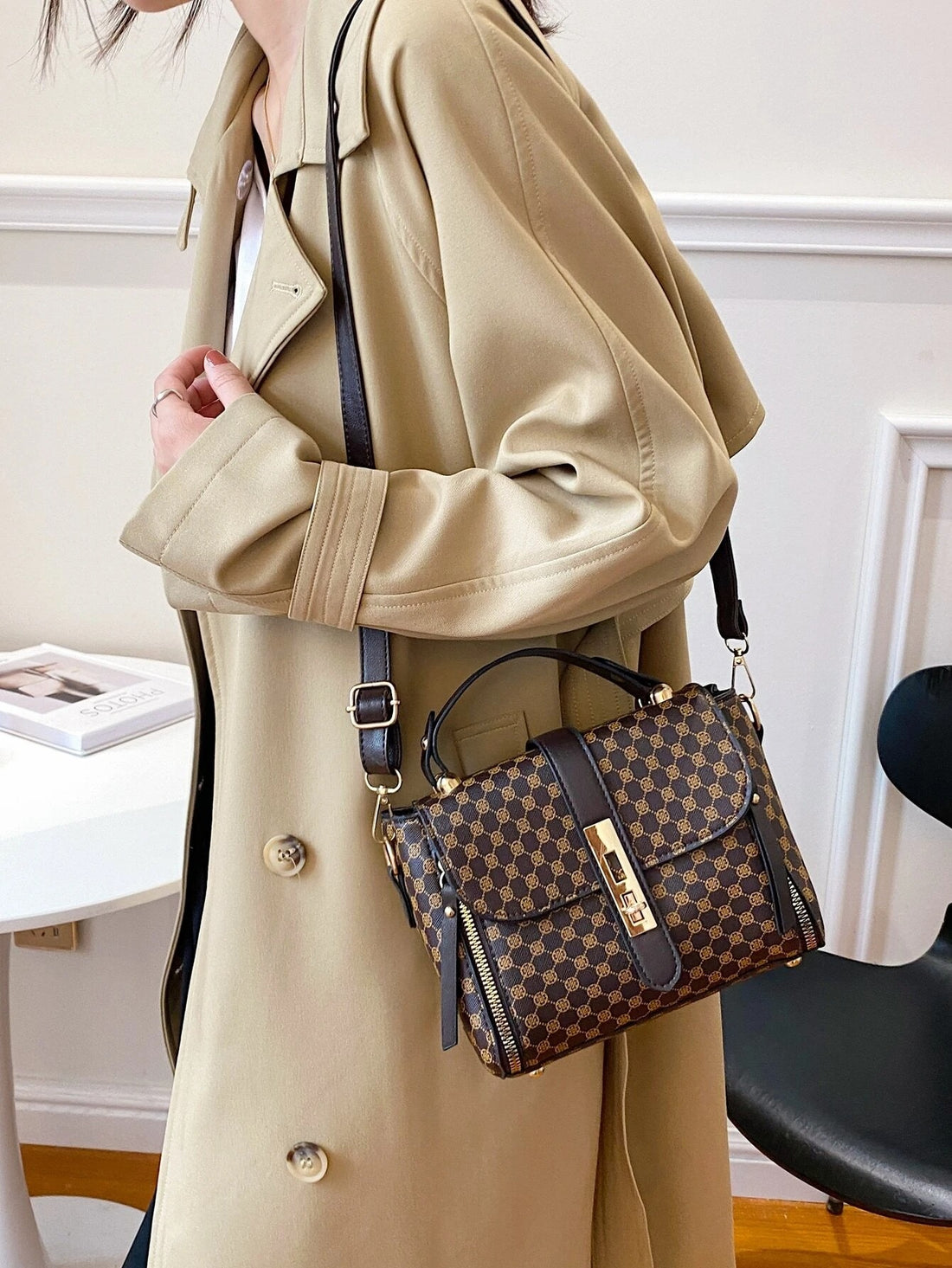 حقيبة ساتشيل جرافيك قـفل ذهبي شنط وحقائب شنط بني