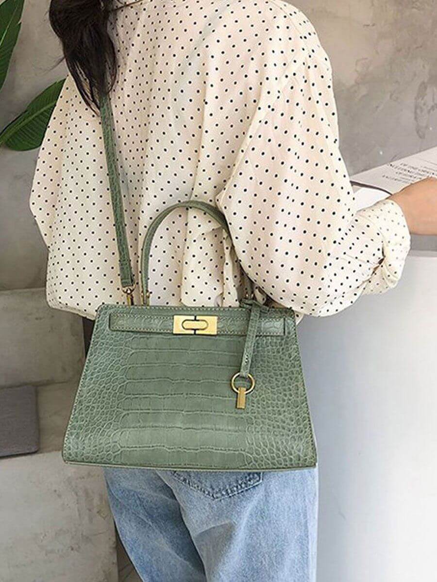 حقيبة جلديه انيقة متوسطة الحجم شنط وحقائب شنط