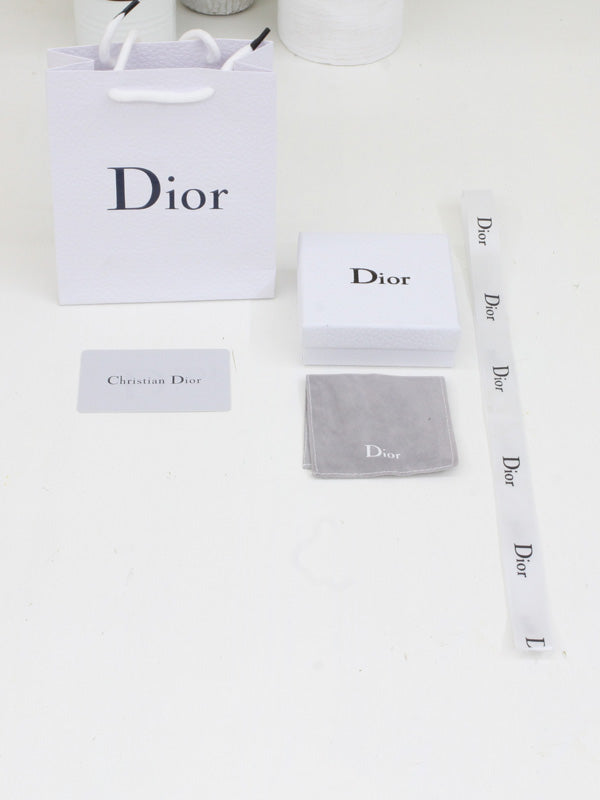 ملحقات ديور ابيض هدايا dior