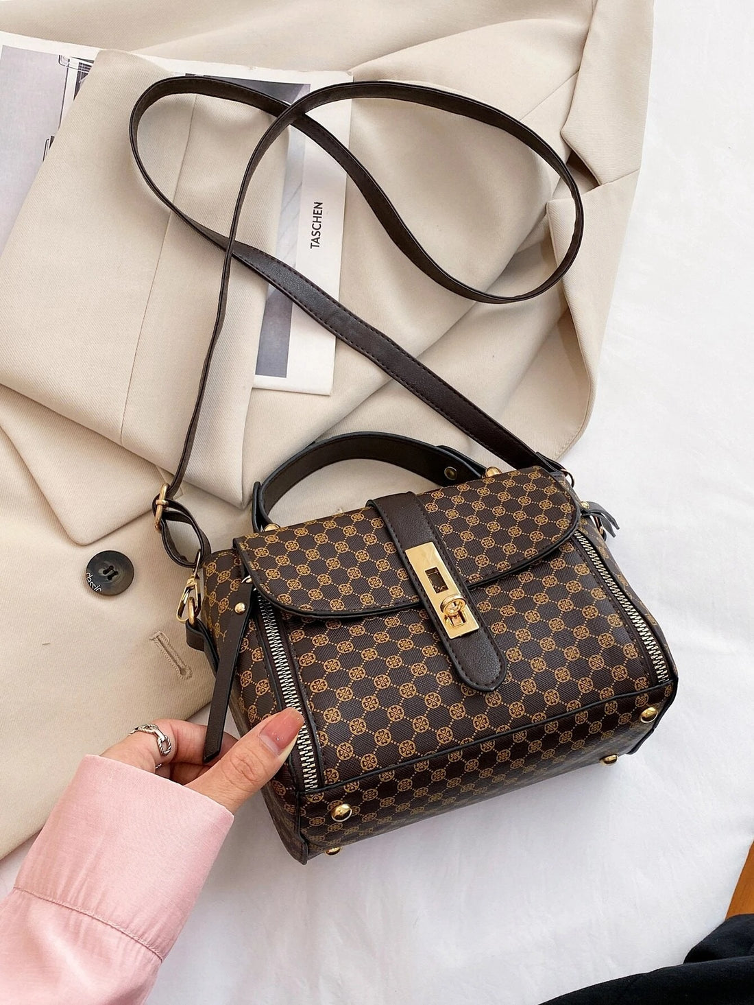 حقيبة ساتشيل جرافيك قـفل ذهبي شنط وحقائب شنط