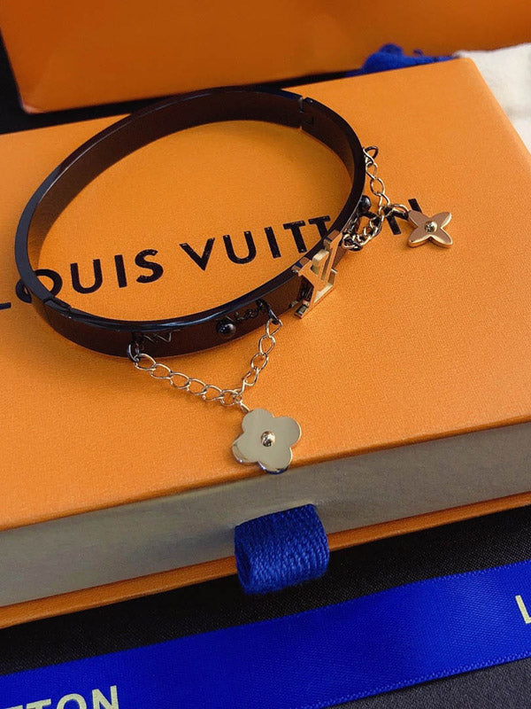 اسوارة لويس فيتون اسود بتعليقات ذهبيه اسواره louis vuitton