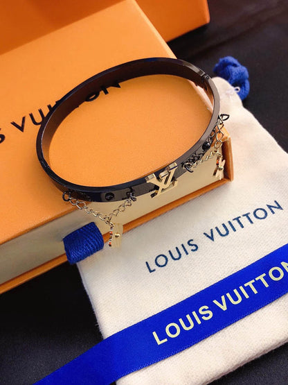 اسوارة لويس فيتون اسود بتعليقات ذهبيه اسواره louis vuitton ذهبي 