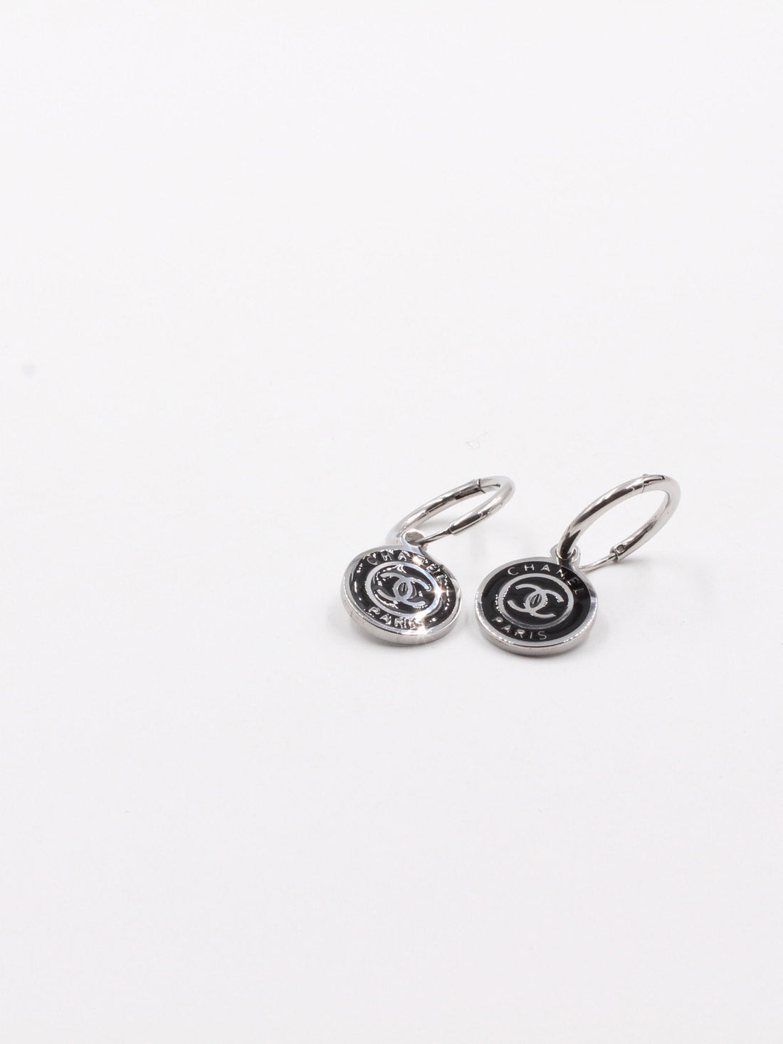 حلق شانيل كبس لوقو حلق chanel