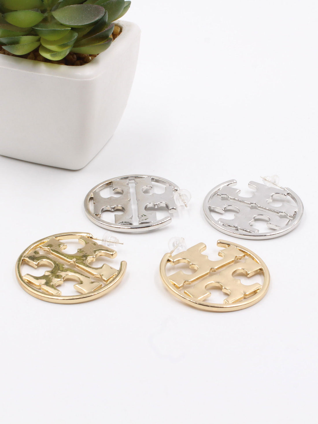 Tory Burch Logo Round Rarring - حلق توري بورش مستدير بشعار الماركة حلق tory burch