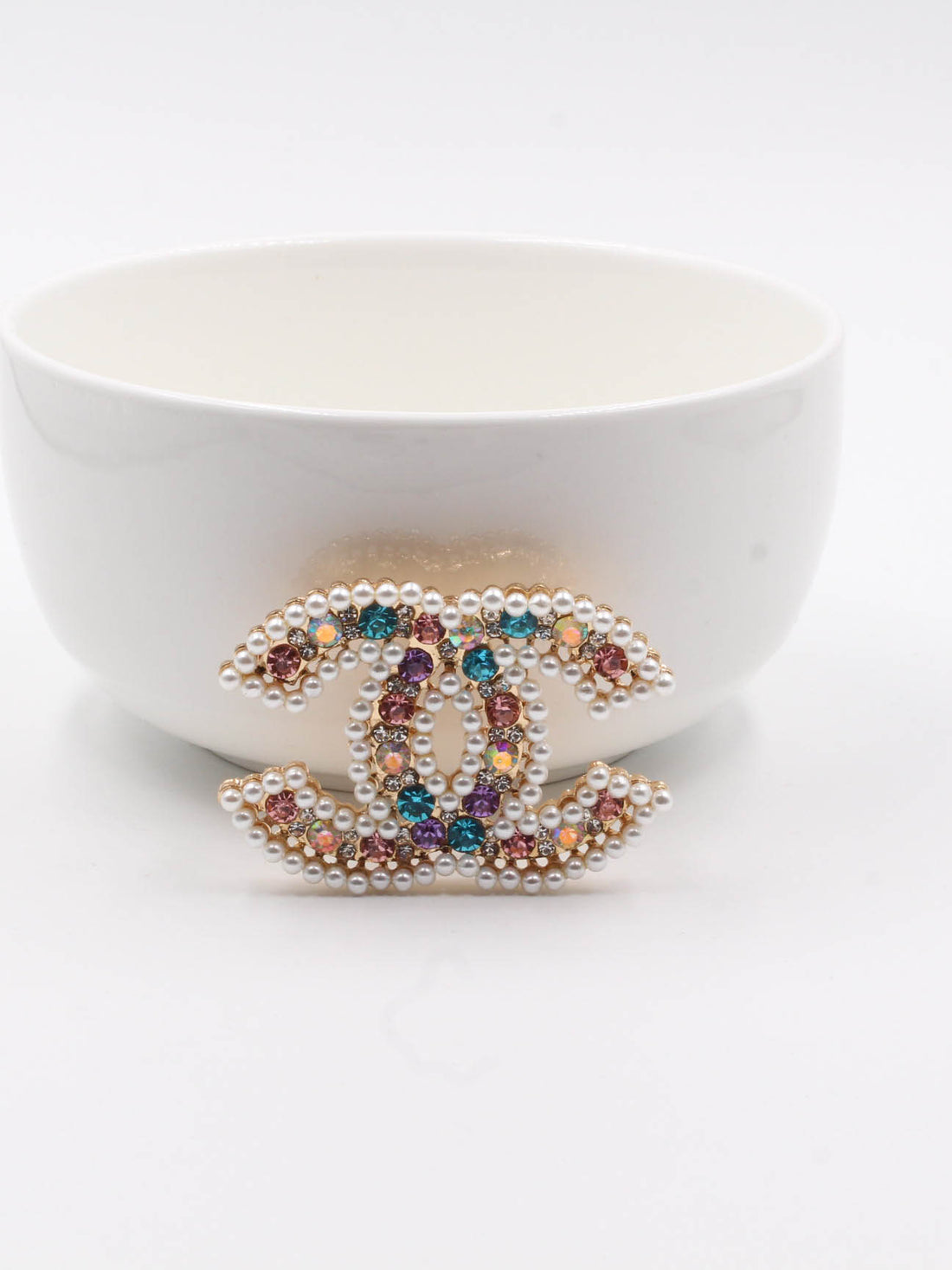 بروش شانيل ذهبي مزخرف بفصوص اللؤلؤ والكريستال بروش chanel