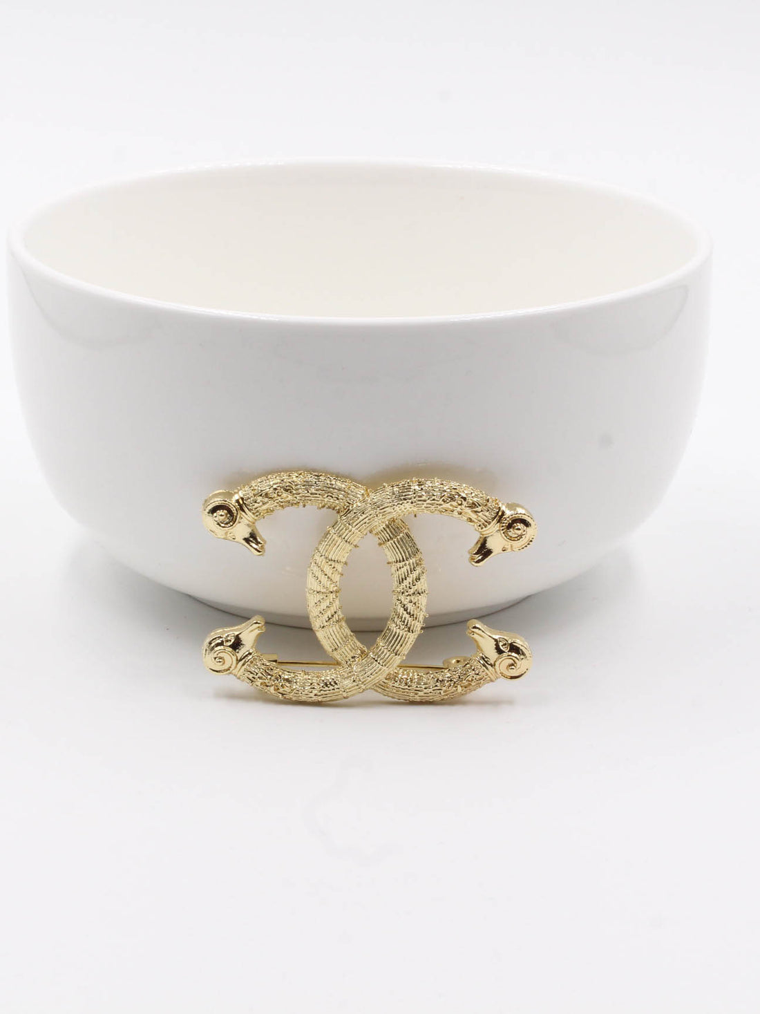 Brooch Chanel - بروش شانيل ذهبي منقوش بروش chanel ذهبي