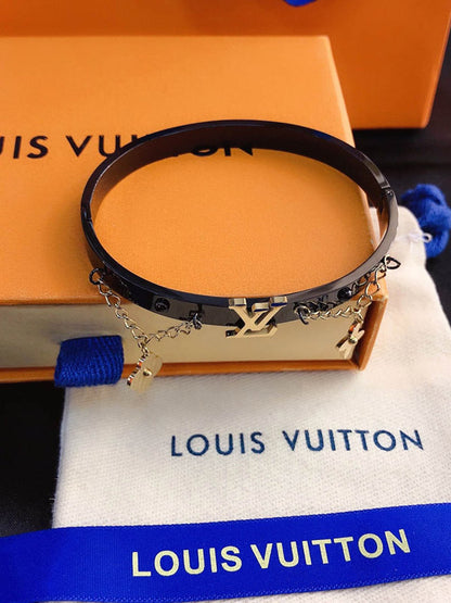 اسوارة لويس فيتون اسود بتعليقات ذهبيه اسواره louis vuitton  